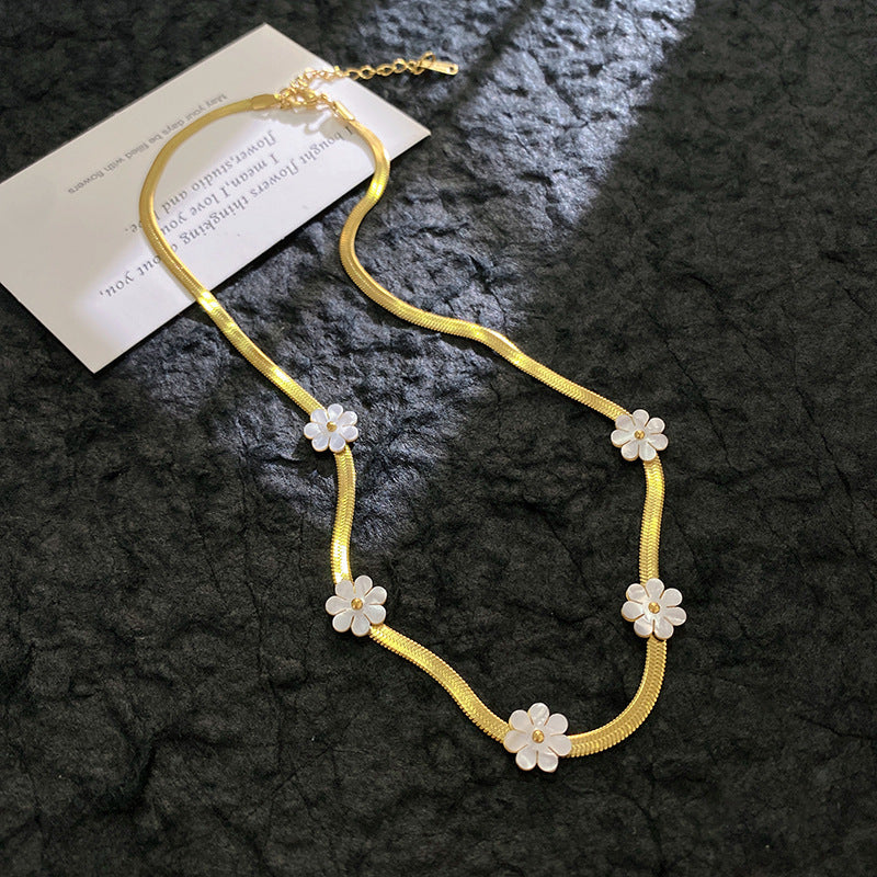 Stylish White Shell Necklace Womens Elegant Light-Luxury High-End Exquisite Collarbone Chain