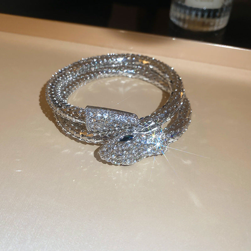 A Low-key Luxurious Serpentine Diamond-studded Magnetic Necklace
